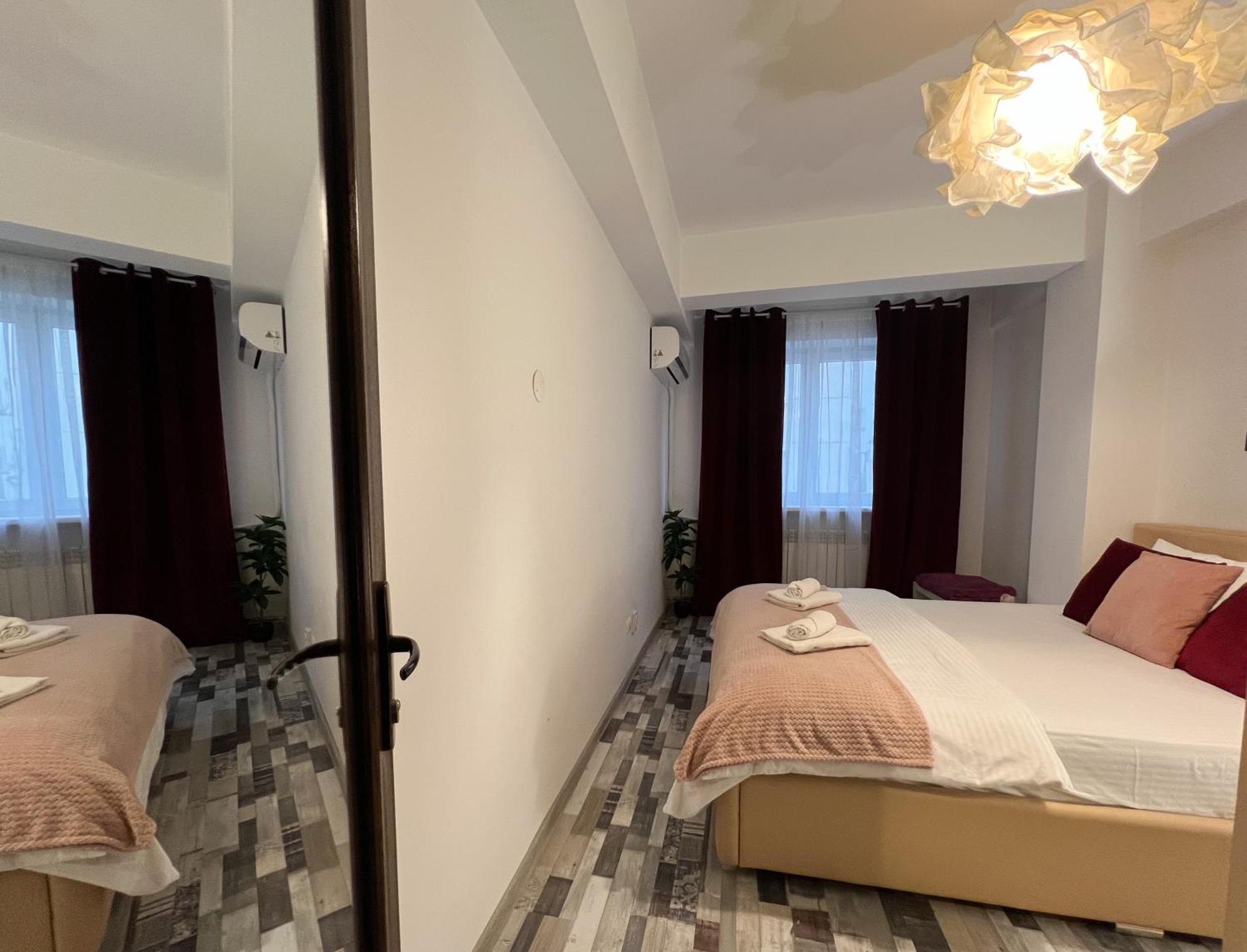 Appartamento Old City Deluxe Apart - River View ! Bucarest Esterno foto